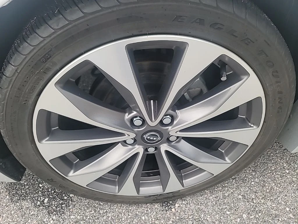 Used 2023 Silver Nissan Platinum image 8