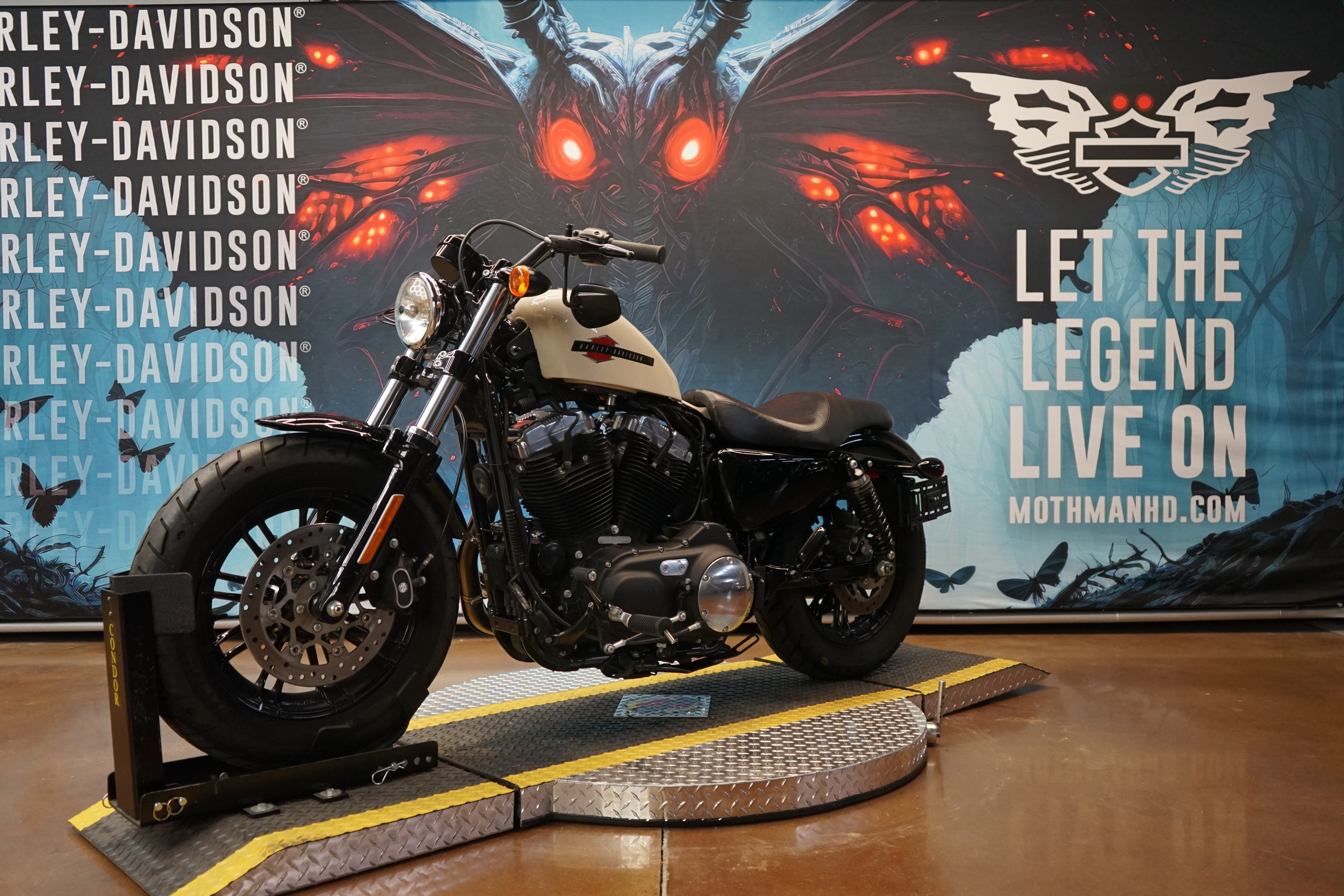 Used 2022 White Sand Pearl Harley-Davidson  image 4