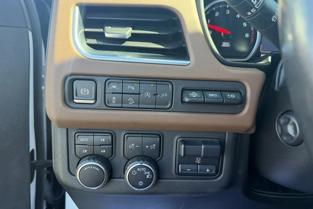 Used 2021 IRIDESCENT PEARL TRICOAT Chevrolet High Country image 18
