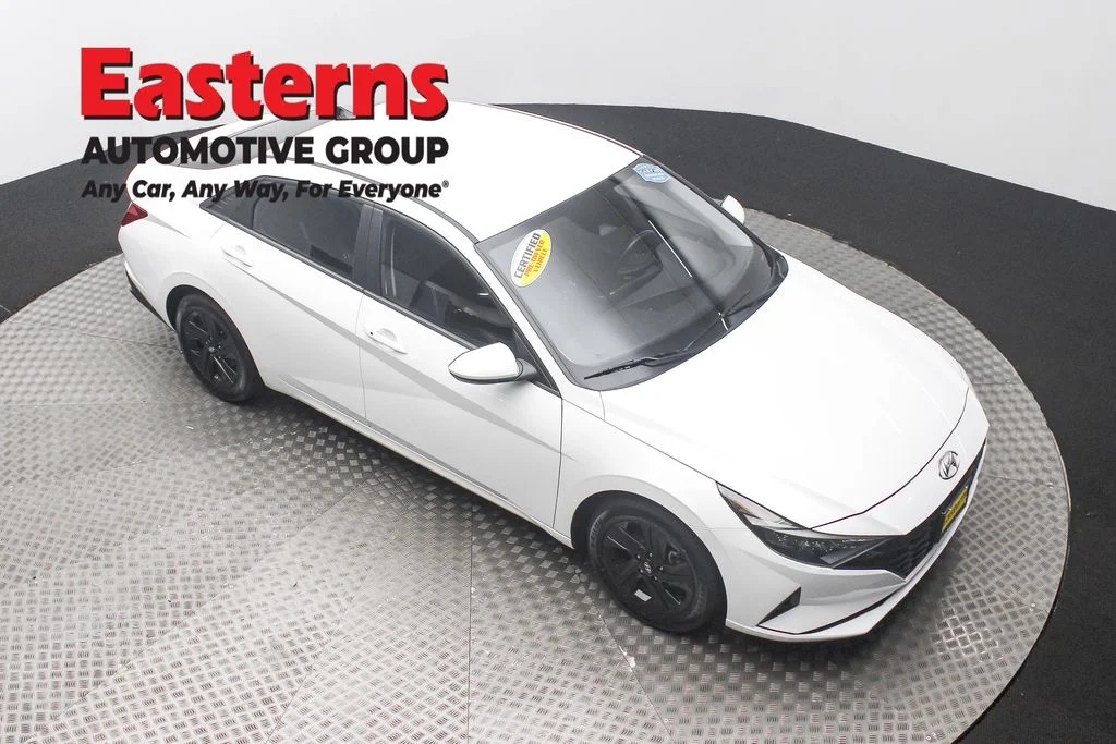 Used 2022 White Hyundai SEL image 3