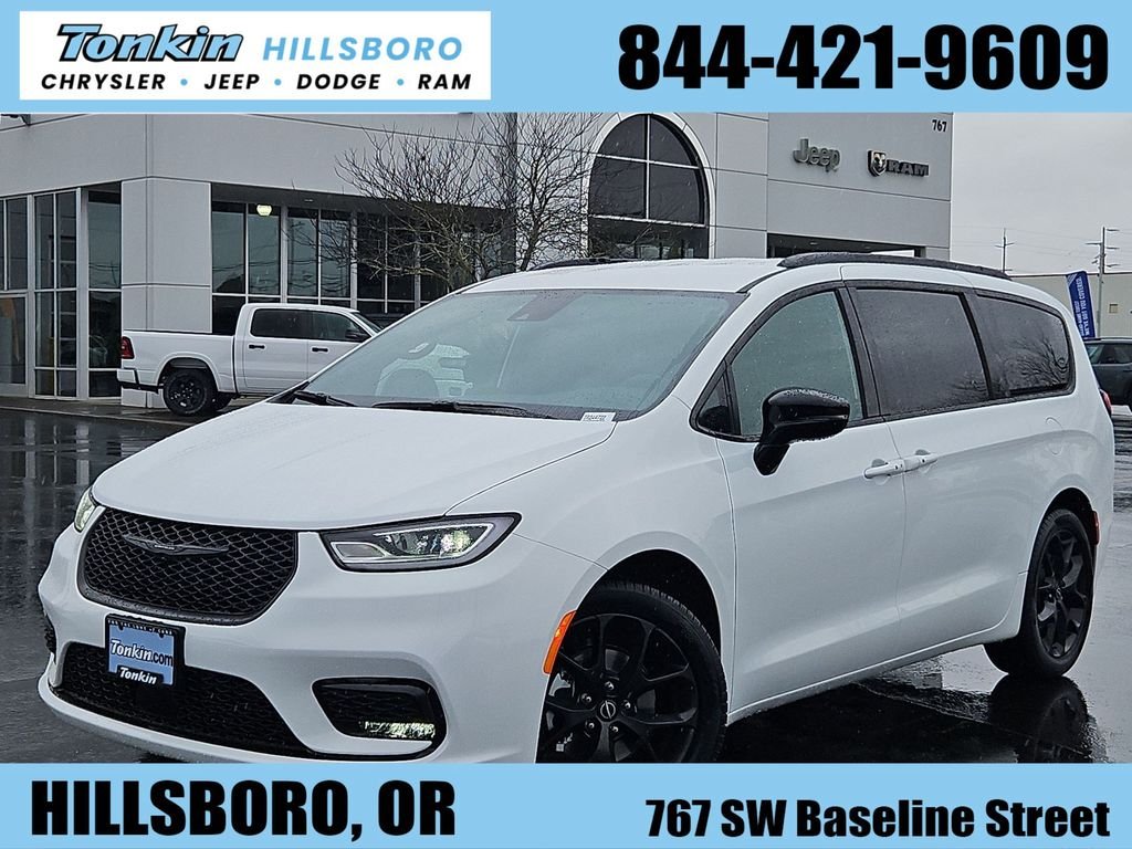 2026 Chrysler Pacifica Select's photo