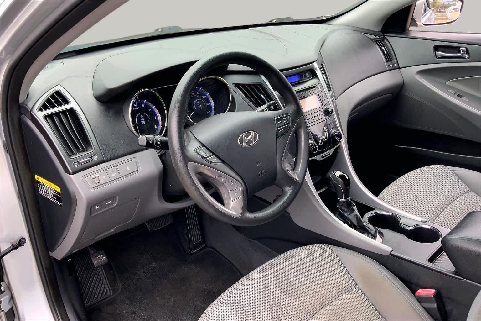 Used 2012 Radiant Silver Hyundai GLS image 17