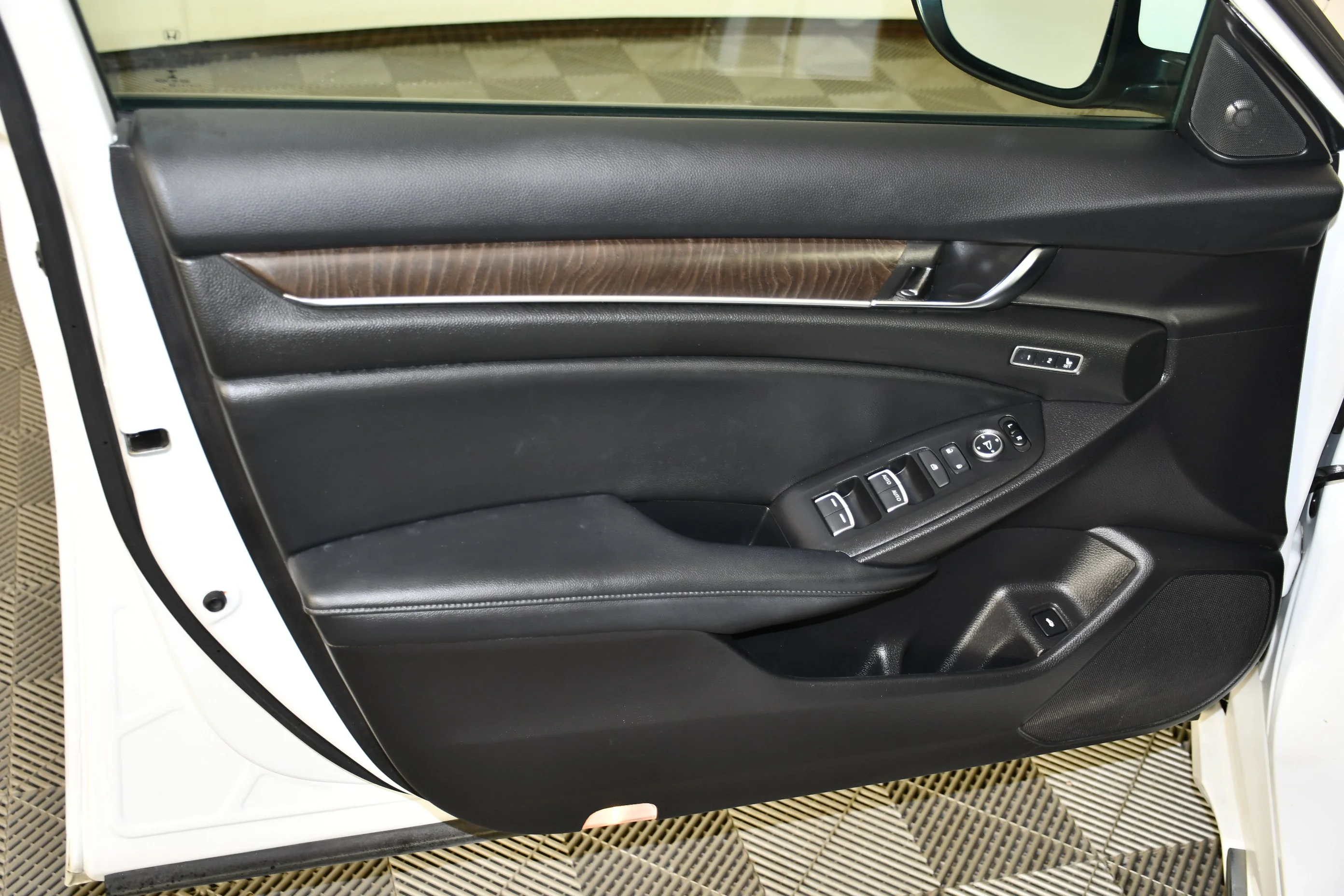 Used 2021 Platinum White Pearl Honda Touring image 26