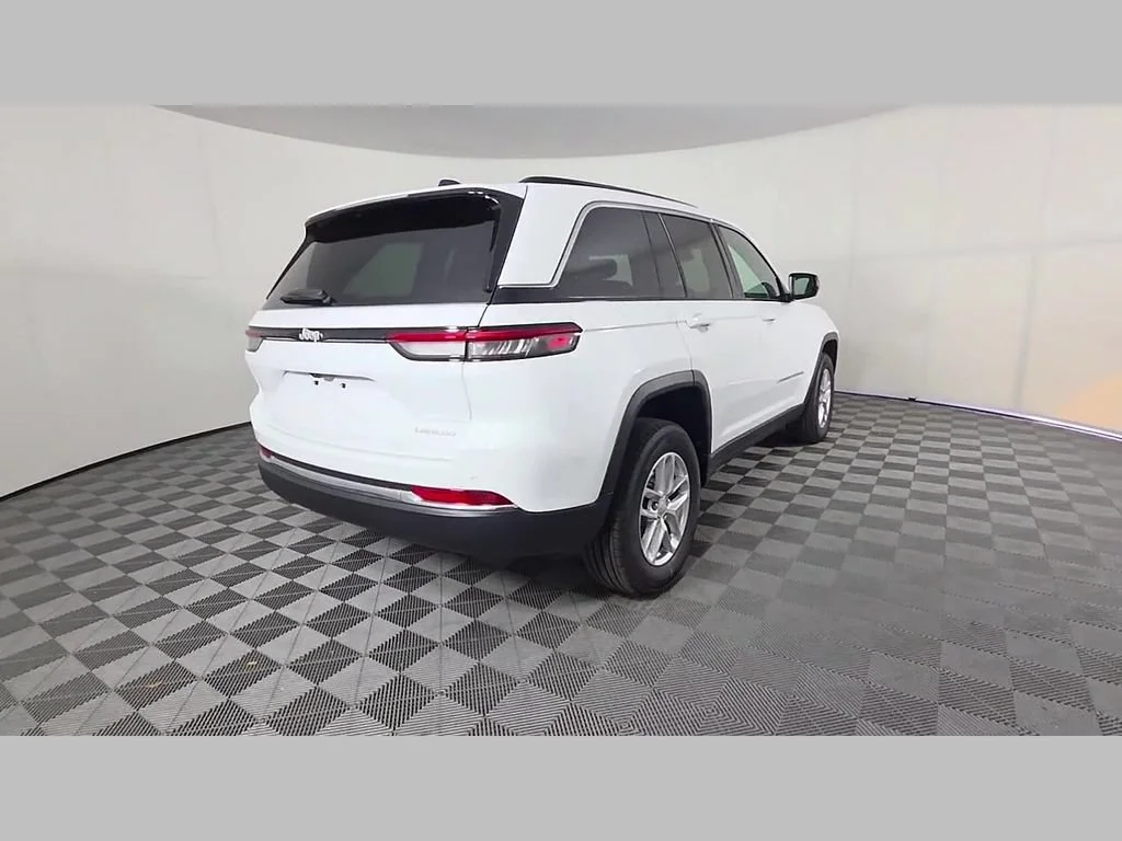 New 2026 Bright White Clear-Coat Exterior Paint Jeep Laredo X image 31