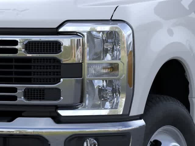 New 2026 Oxford White Ford XLT image 18