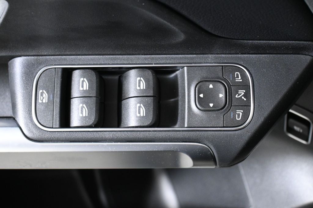 Used 2026 Night Black Mercedes-Benz GLB 250 image 27