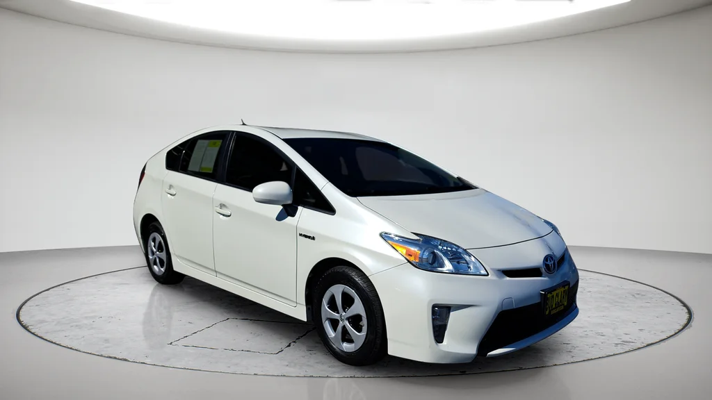 Used 2015 White Toyota Three image 1