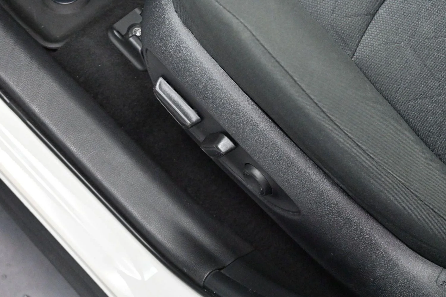 Used 2022 White Toyota XLE image 13