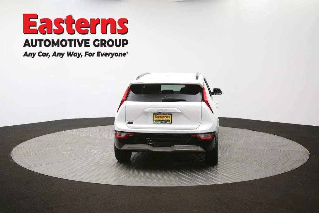 Used 2023 White Kia Wind image 37