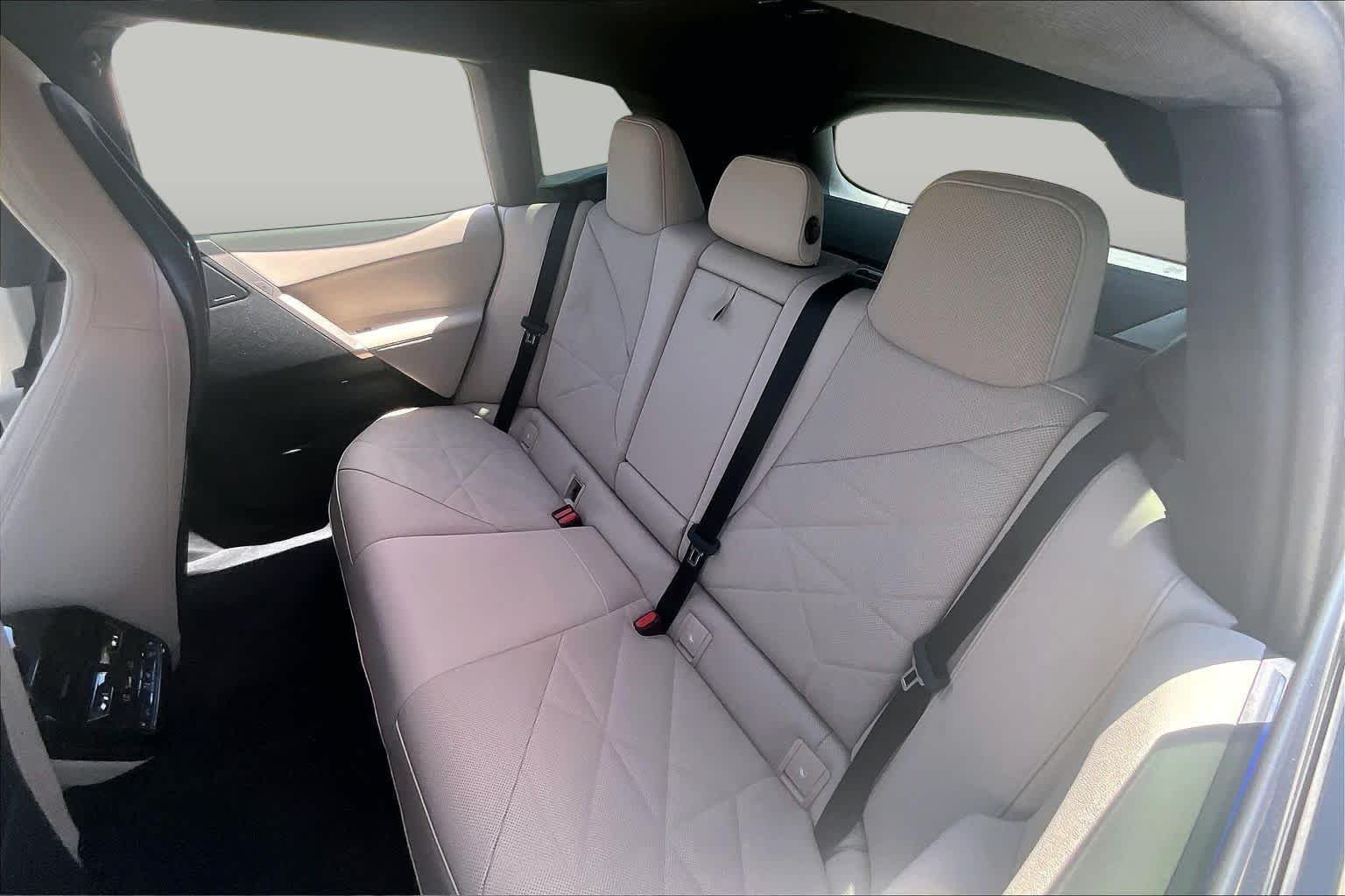 Used 2024 Black Sapphire Metallic BMW xDrive50 image 19