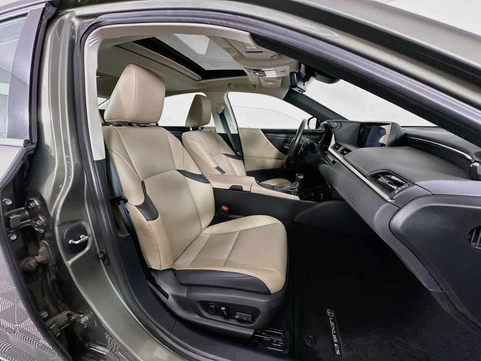 Used 2020 Sunlit Green Lexus 300h image 29
