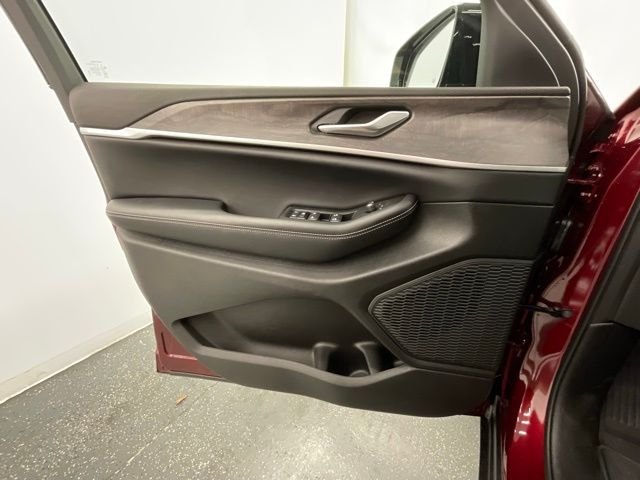 New 2026 Velvet Red Pearl-Coat Exterior Paint Jeep Altitude image 9