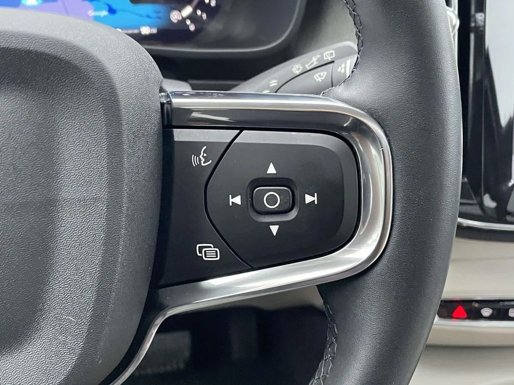2025 Volvo XC40 Plus - Photo 11