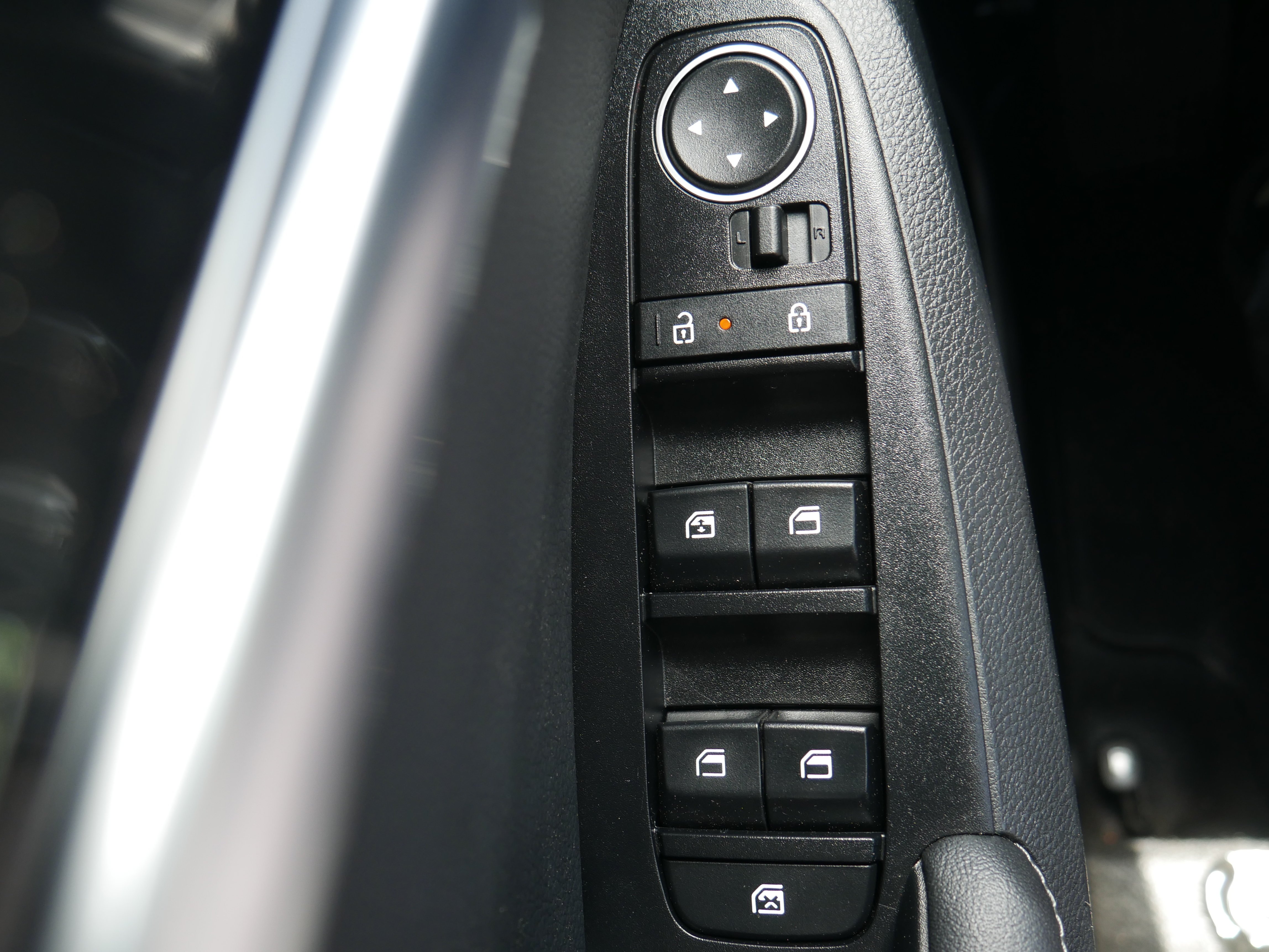 Used 2025 Neptune Blue Kia X-Line image 29