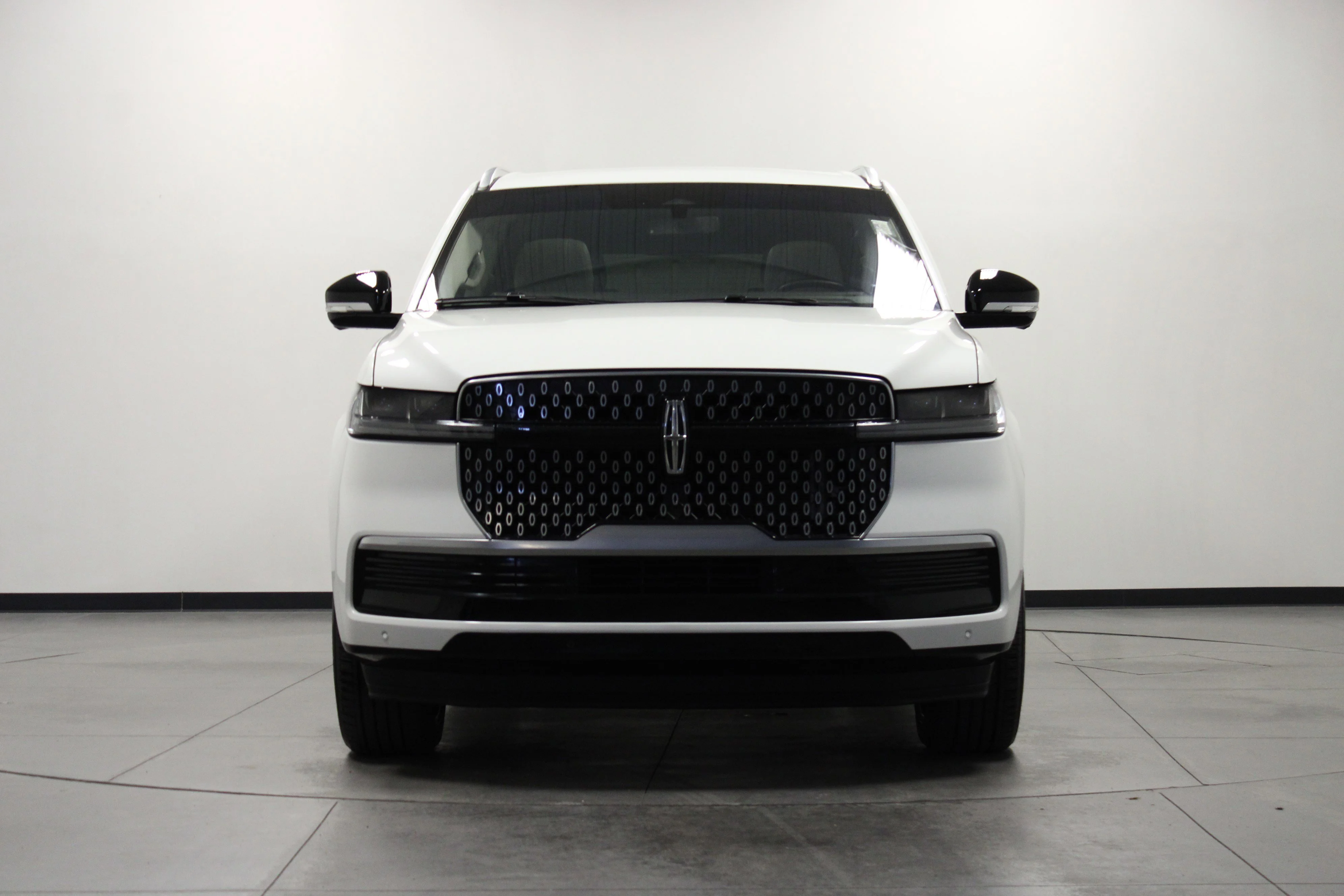 Used 2025 White Metallic Lincoln Reserve image 9