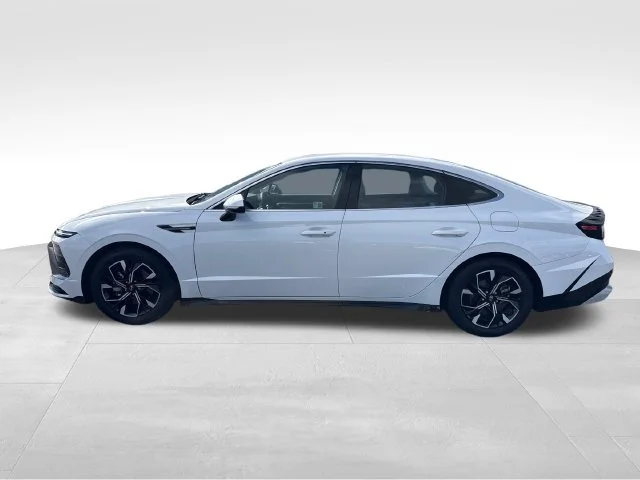 Used 2024 White Hyundai SEL image 2