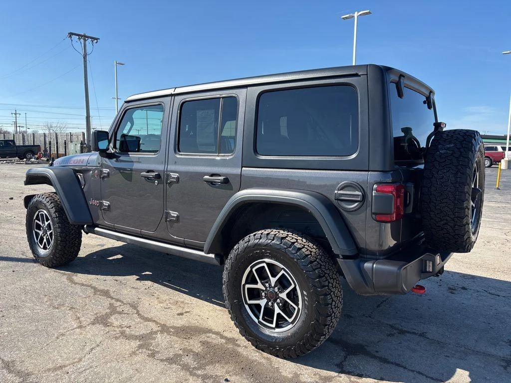 Used 2025  Jeep Rubicon image 5