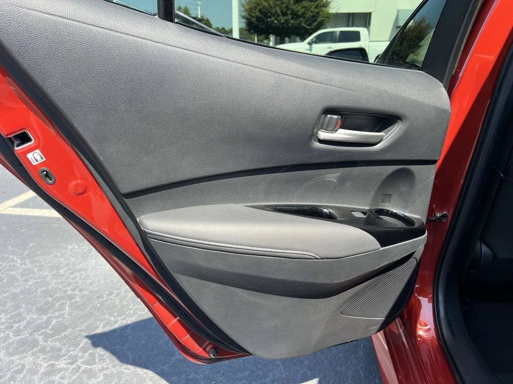 Used 2019  Toyota SE image 12