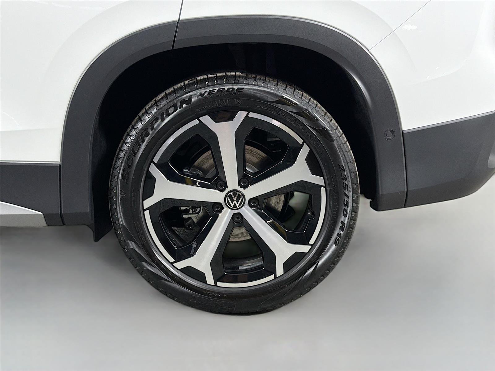 New 2026 Pure White Volkswagen SE image 28