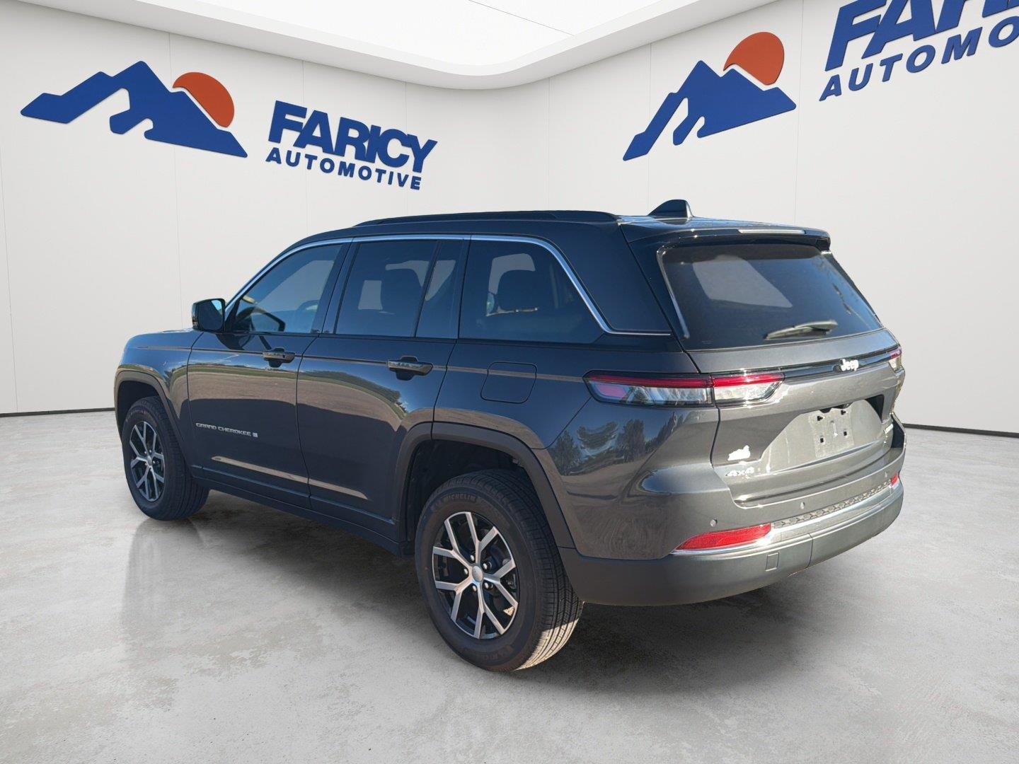 Used 2025  Jeep Limited image 12