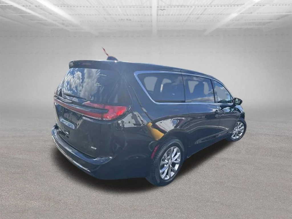 New 2026 Diamond Black Crystal Pearl-Coat Exterior Paint Chrysler Select image 5