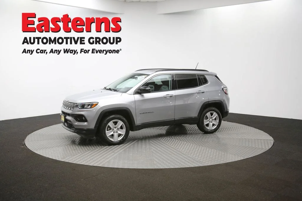 Used 2022 Silver Jeep Latitude image 54
