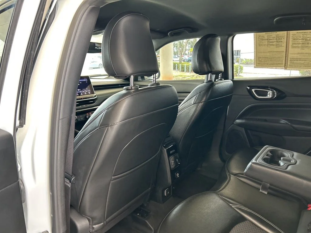 Used 2023 White Jeep Altitude image 35
