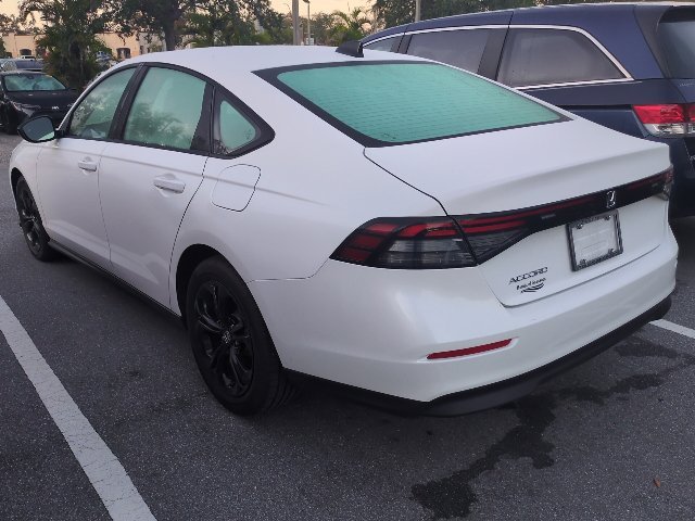 Used 2025 Platinum White Honda SE image 4