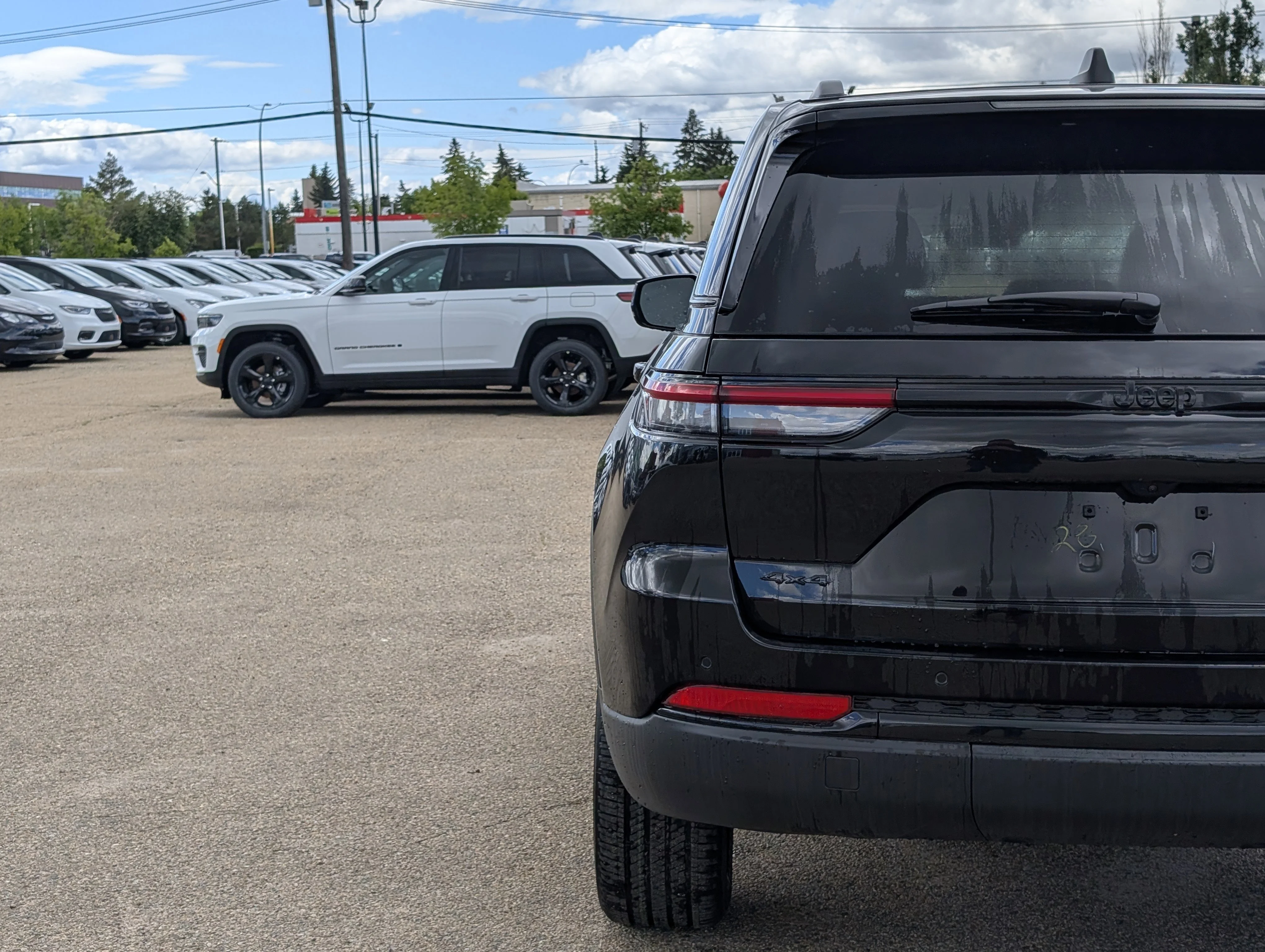New 2025 Diamond Black Crystal Pearl Jeep Altitude image 13