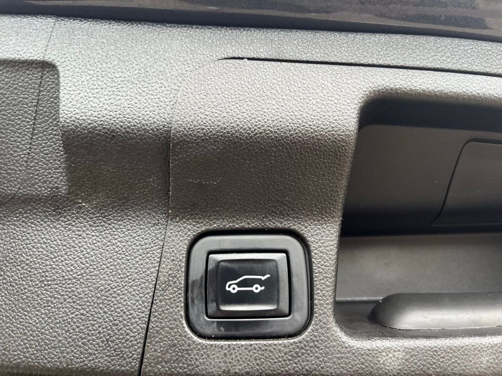 Used 2022 Hunter Green GMC Denali image 12