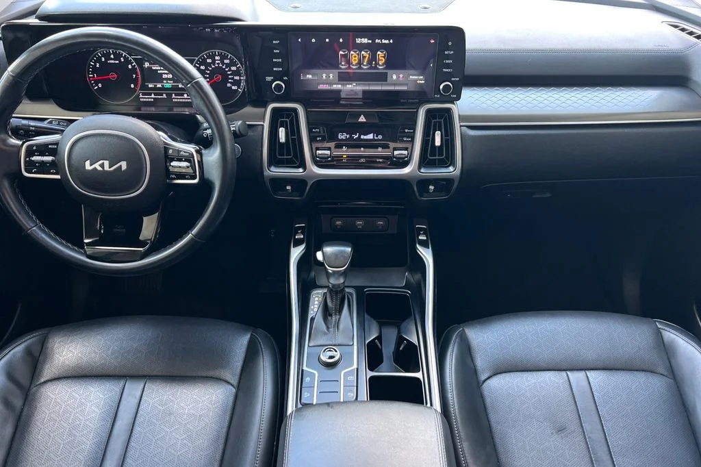 Used 2022 White Kia S image 16