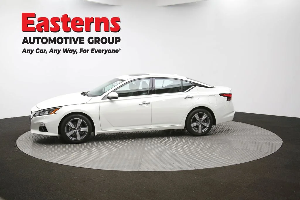 Used 2022 White Nissan 2.5 SL image 57