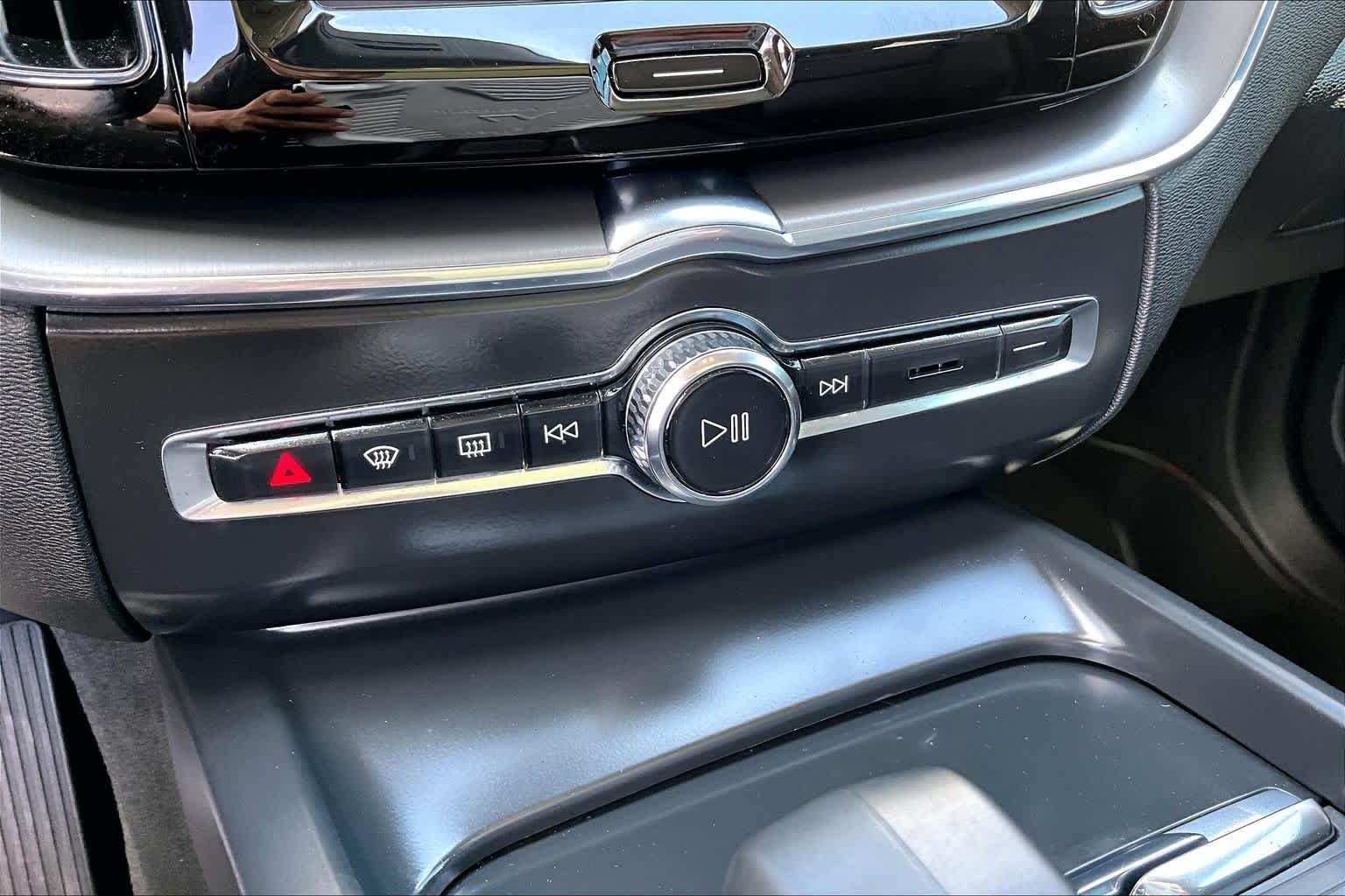 Used 2024 Onyx Black Metallic Volvo Core Dark Theme image 33
