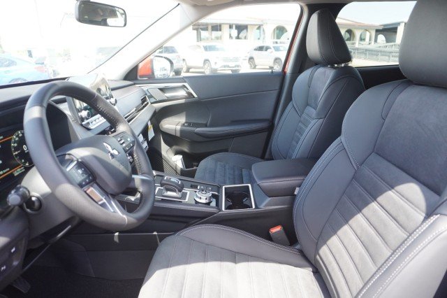 2025 Mitsubishi Outlander Plug-in Hybrid SE - Photo 18