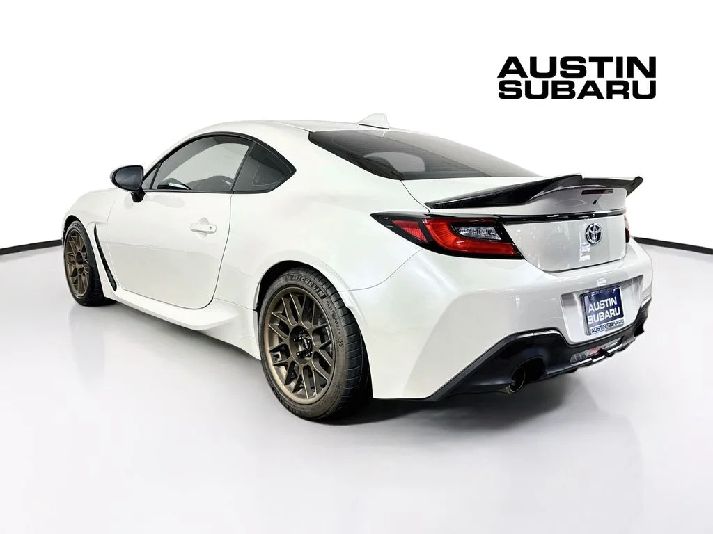 Used 2024  Toyota Base image 5