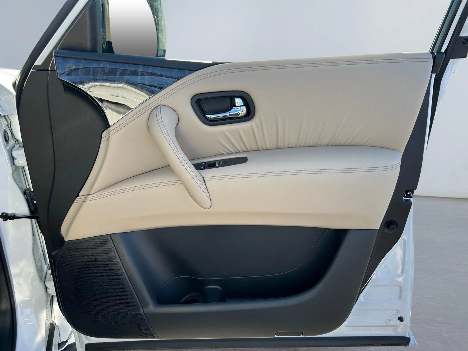 Used 2023 Aspen White Tricoat Nissan Platinum image 23