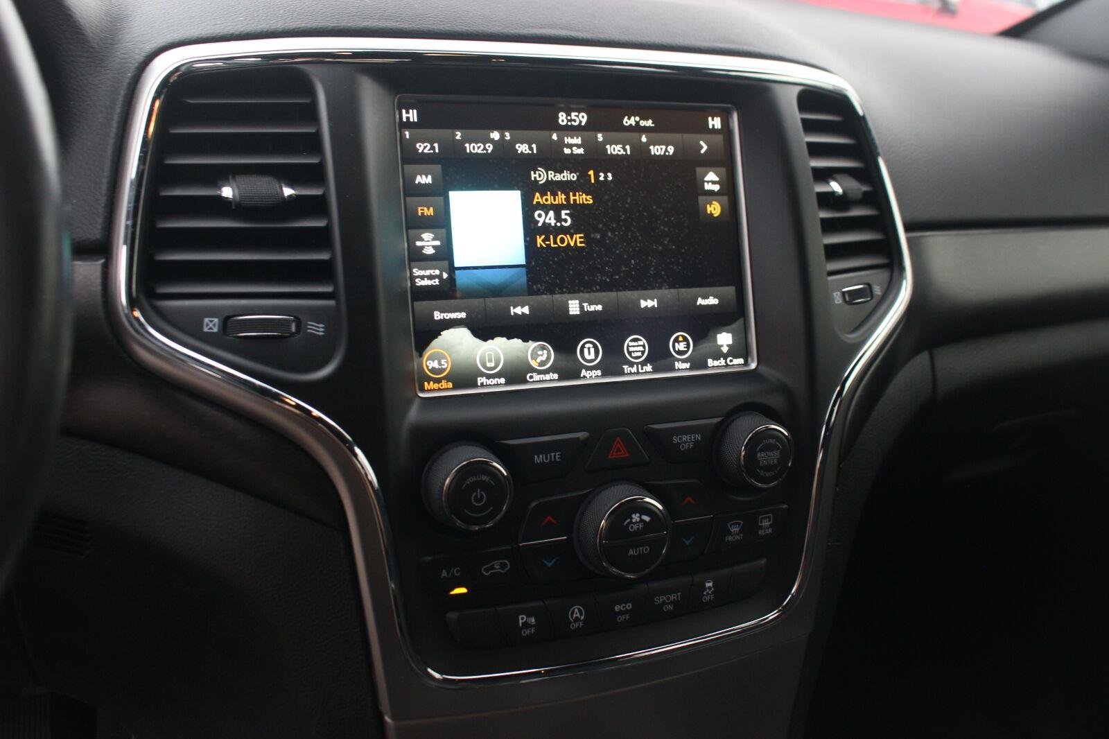 Used 2018  Jeep Laredo E image 19