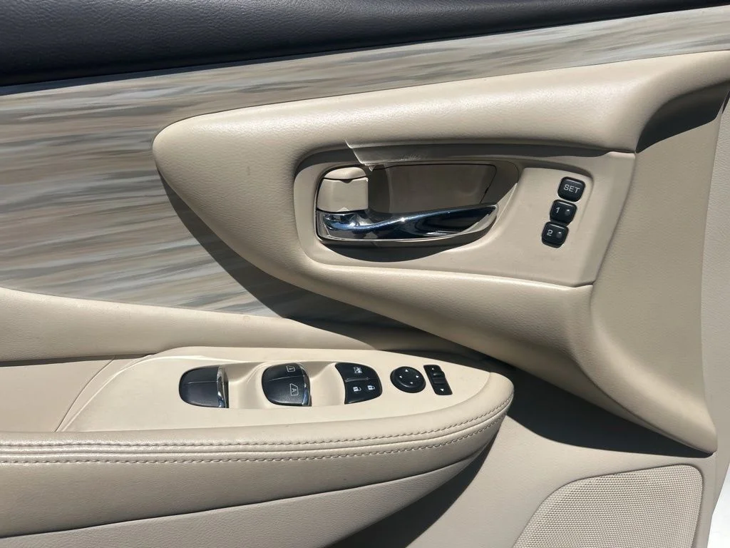Used 2018 White Nissan SL image 12