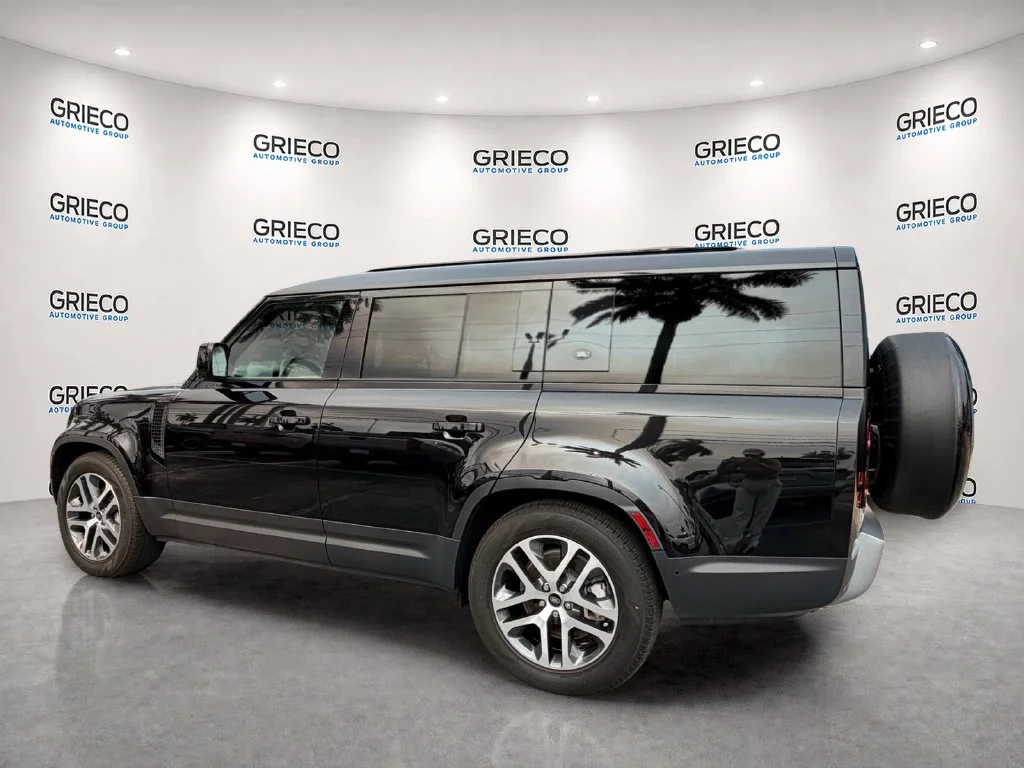 Used 2023 Black Land Rover SE image 5