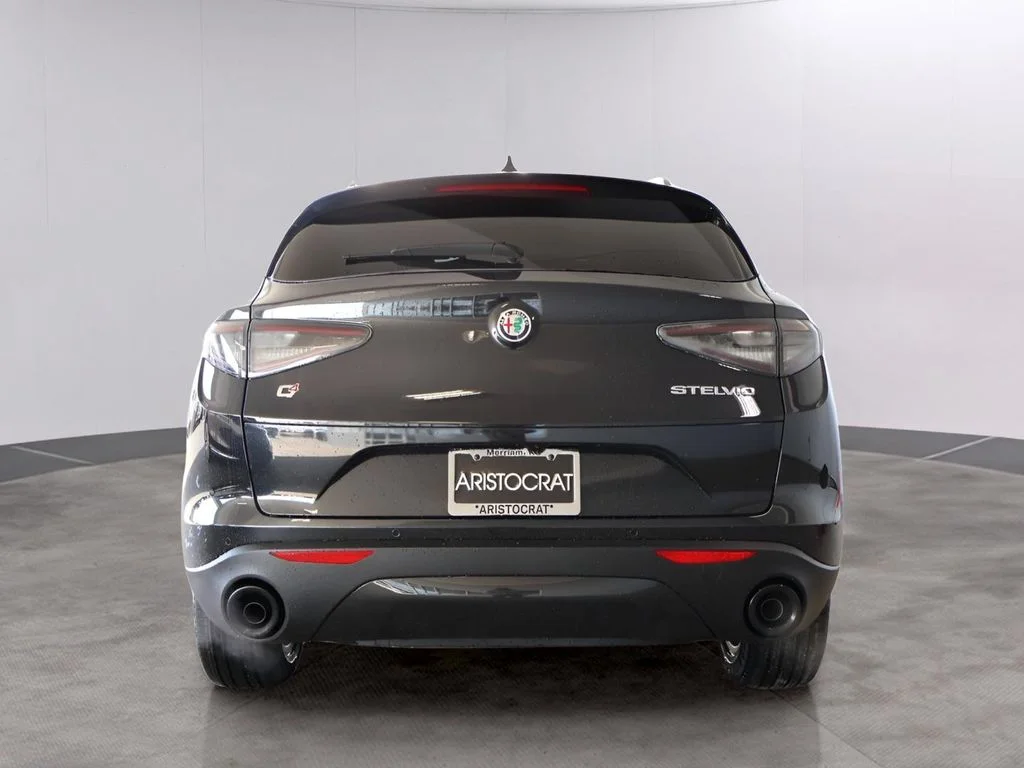 New 2025 Vulcano Black Metallic Exterior Paint Alfa Romeo Base image 6