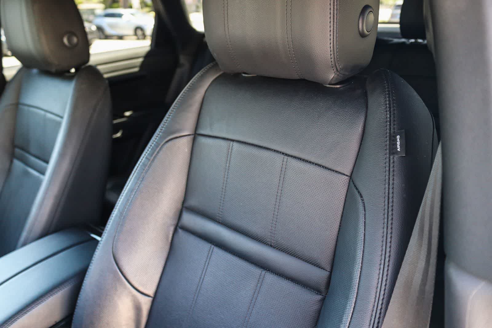 Used 2021 Black Land Rover R-Dynamic SE image 27
