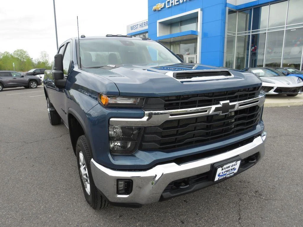 Used 2025 Lakeshore Blue Metallic Chevrolet LT image 4