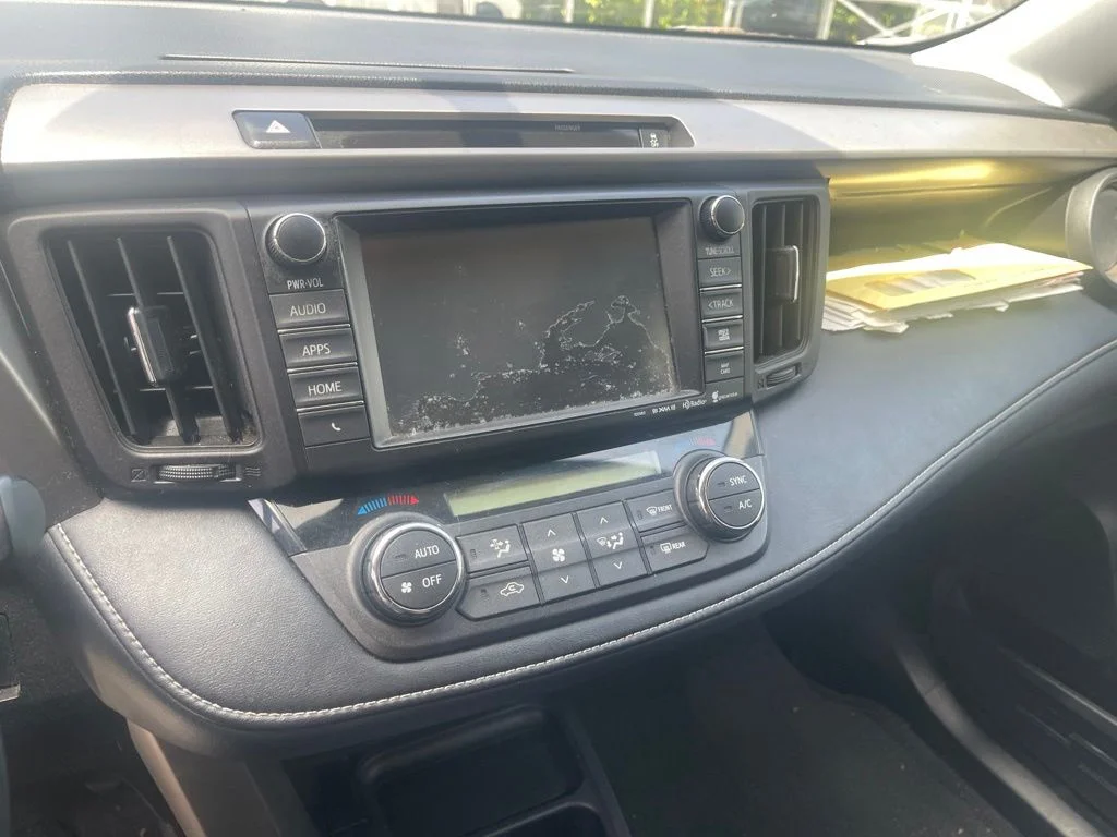Used 2016 White Toyota XLE image 11