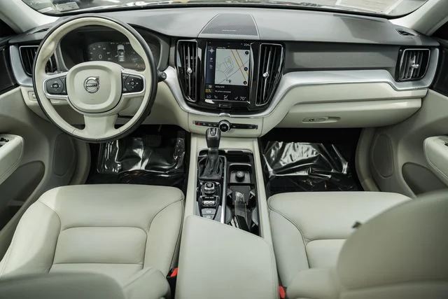 Used 2020 Green Volvo T5 Momentum image 20
