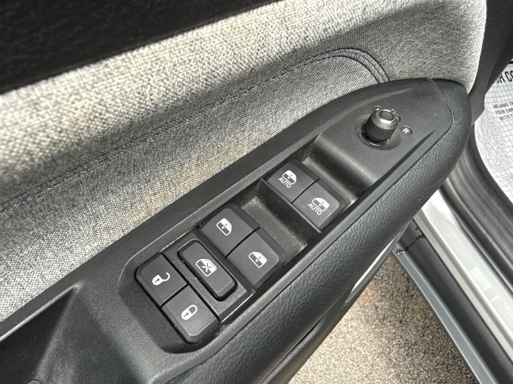 Used 2022 Silver Jeep Latitude image 22