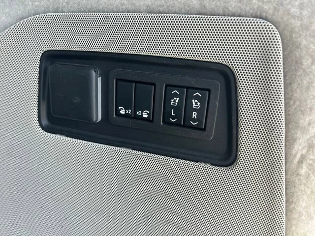 Used 2023 Crystal White Tricoat Cadillac Sport Platinum image 25