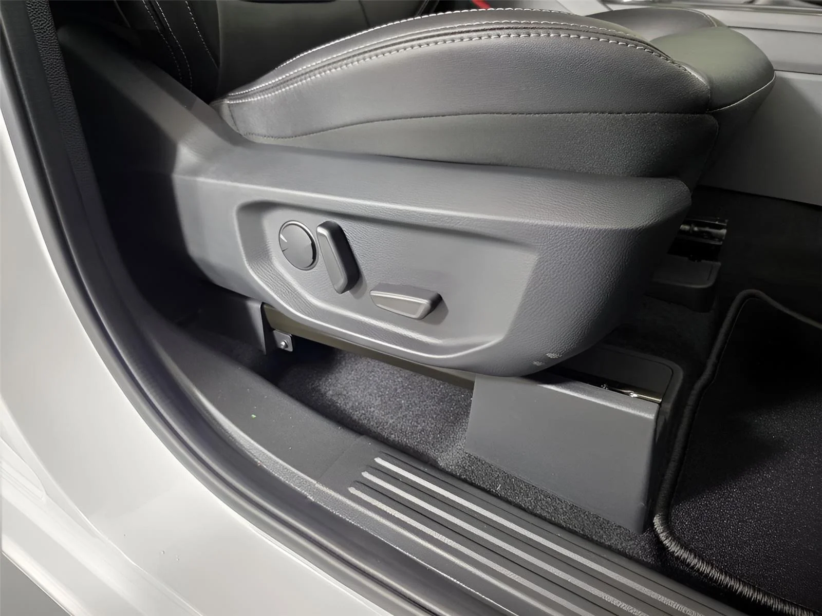 Used 2025 Oxford White Ford LARIAT image 25
