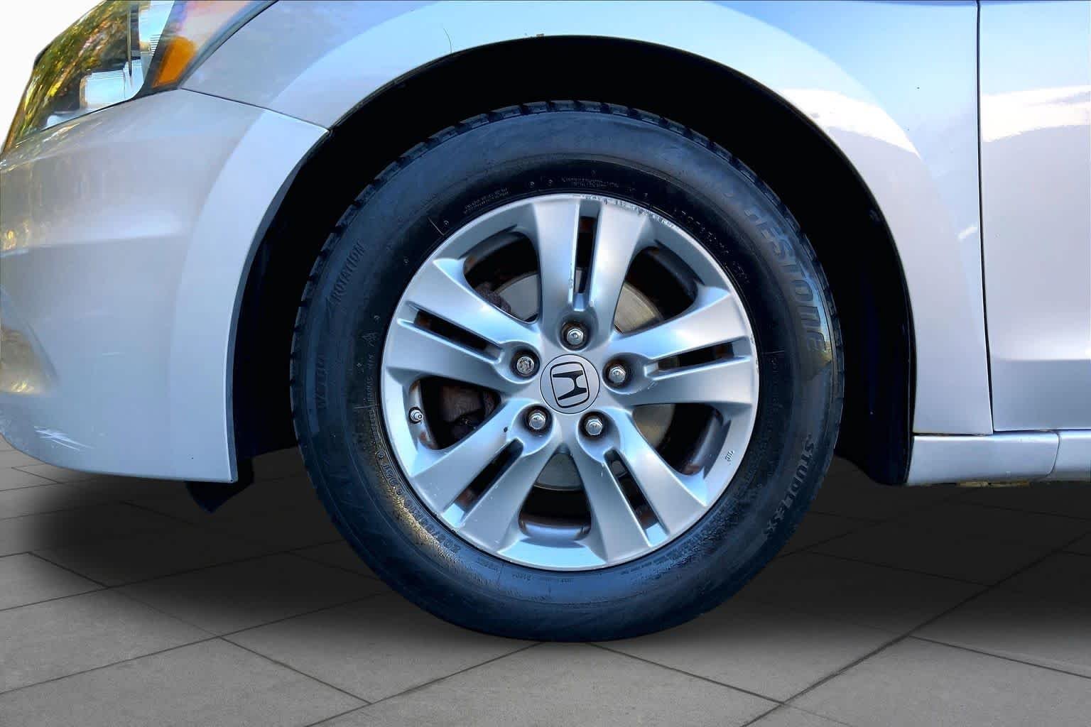 Used 2011 Alabaster Silver Metallic Honda LX-P image 10