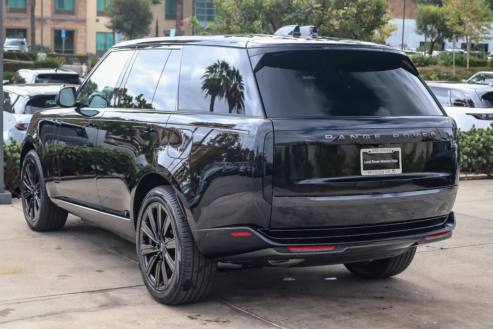 New 2026 Santorini Black Land Rover SE image 4