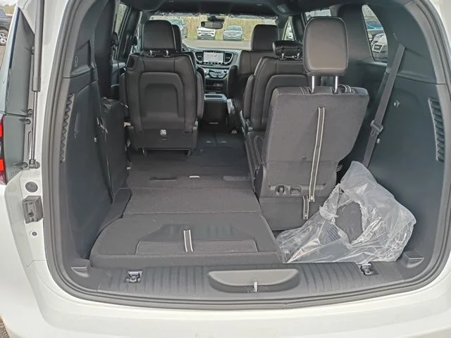 New 2026 Bright White Clear-Coat Exterior Paint Chrysler Select image 10